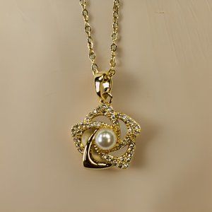 Gold 0.8 ct Spinning Star with Pearl Pendant Necklace